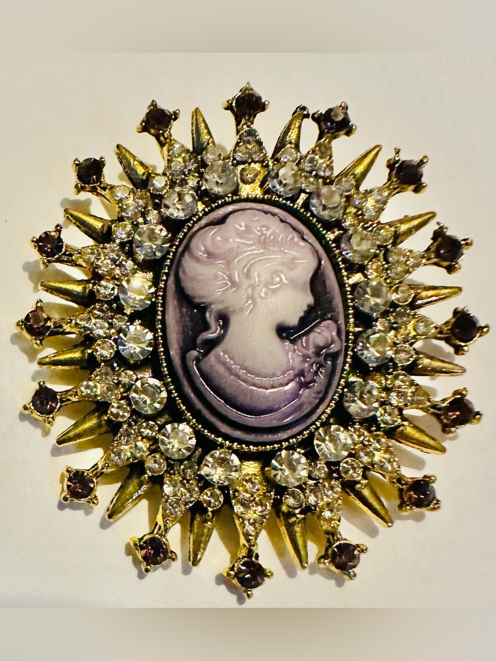 Vintage-Inspired Gold Tone Cameo Like Brooch in Purple